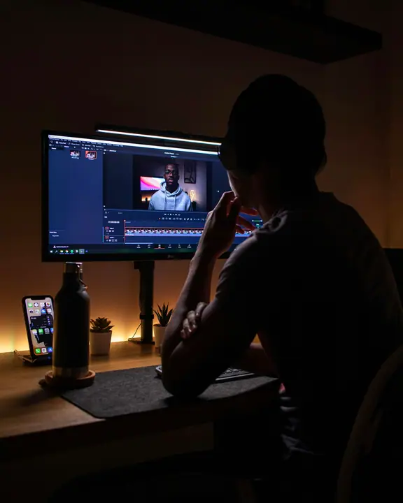Montaggio e color grading in studio